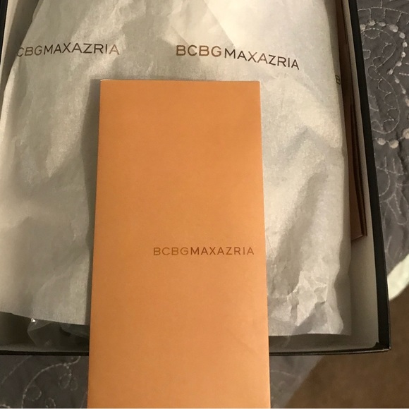 BCBG heels green size 6 new - Picture 2 of 4